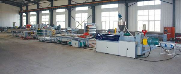 Il PVC profila la linea di produzione di profilo della macchina/PVC di fabbricazione con le linee di plastica dell'estrusione di controllo dello SpA 2